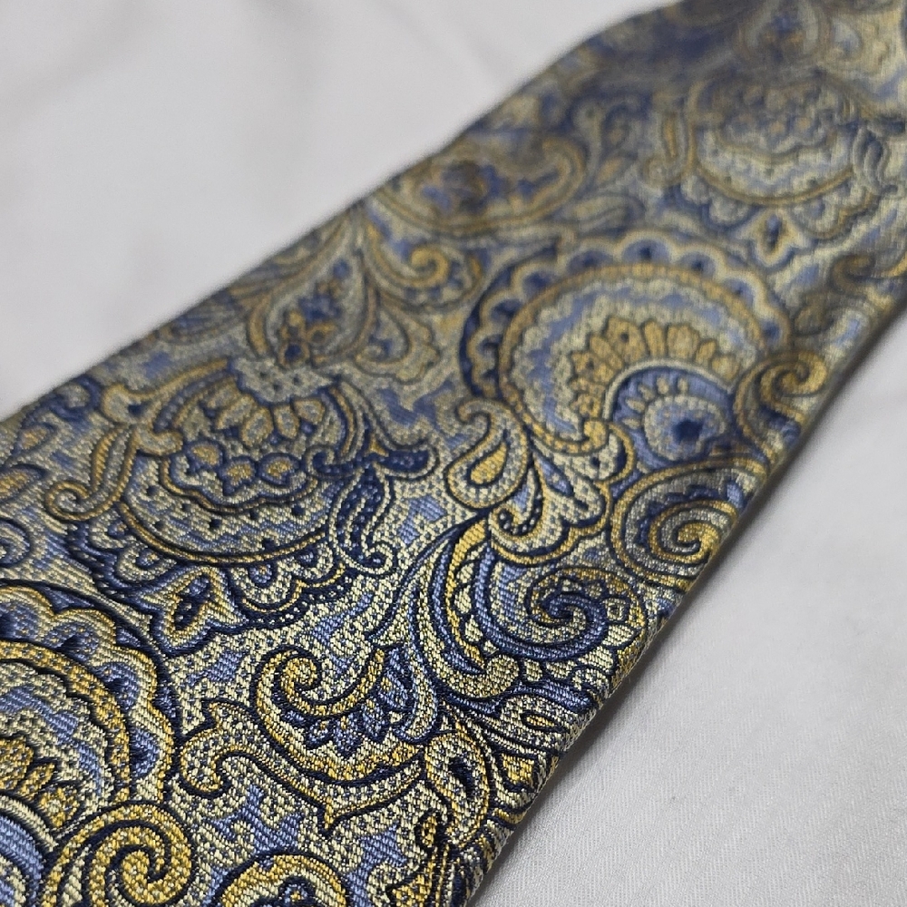 Roundtree & Yorke Paisley Tie in Blue and Gold
